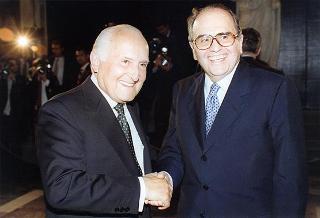 Consiglieri internazionali del Praemium Imperiale Giapponese, i vincitori del premio per il 1997 e gli esponenti della Japan Art Association