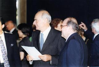 Consiglieri internazionali del Praemium Imperiale Giapponese, i vincitori del premio per il 1997 e gli esponenti della Japan Art Association