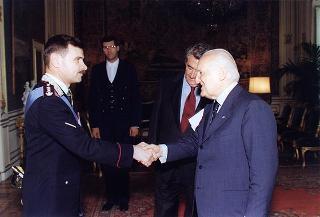 Il Presidente della Repubblica Oscar Luigi Scalfaro riceve in udienza il colonnello Vincenzo Giuliani, nuovo Comandante del Nucleo Presidenziale dell'Arma dei Carabinieri