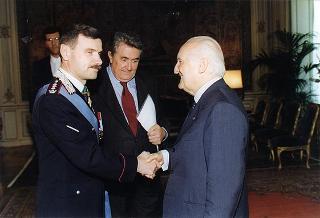 Il Presidente della Repubblica Oscar Luigi Scalfaro riceve in udienza il colonnello Vincenzo Giuliani, nuovo Comandante del Nucleo Presidenziale dell'Arma dei Carabinieri