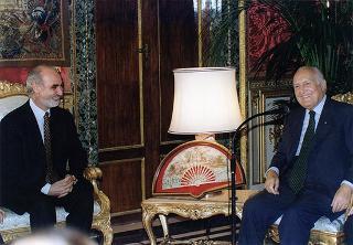Il Presidente della Repubblica Oscar Luigi Scalfaro riceve in udienza Enzo Iacopino, presidente dell'Associazione della stampa parlamentare, con una delegazione