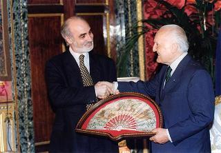 Il Presidente della Repubblica Oscar Luigi Scalfaro riceve in udienza Enzo Iacopino, presidente dell'Associazione della stampa parlamentare, con una delegazione