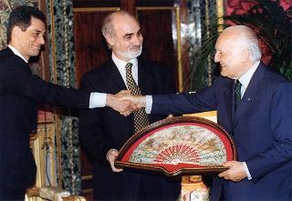 Il Presidente della Repubblica Oscar Luigi Scalfaro riceve in udienza Enzo Iacopino, presidente dell'Associazione della stampa parlamentare, con una delegazione