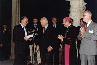 Il Presidente della Repubblica Oscar Luigi Scalfaro riceve in visita di omaggio il prof. Antonio De Salvo e il prof. Mario Sola, presidenti rispettivamente dell'Unione Esperantista Cattolica Internazionale ed Italiana, ed una delegazione di partecipanti al 50° Congresso dell'Unione