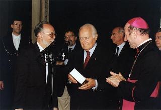 Il Presidente della Repubblica Oscar Luigi Scalfaro riceve in visita di omaggio il prof. Antonio De Salvo e il prof. Mario Sola, presidenti rispettivamente dell'Unione Esperantista Cattolica Internazionale ed Italiana, ed una delegazione di partecipanti al 50° Congresso dell'Unione