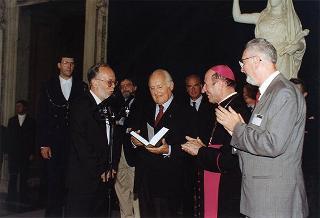 Il Presidente della Repubblica Oscar Luigi Scalfaro riceve in visita di omaggio il prof. Antonio De Salvo e il prof. Mario Sola, presidenti rispettivamente dell'Unione Esperantista Cattolica Internazionale ed Italiana, ed una delegazione di partecipanti al 50° Congresso dell'Unione