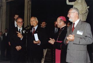 Il Presidente della Repubblica Oscar Luigi Scalfaro riceve in visita di omaggio il prof. Antonio De Salvo e il prof. Mario Sola, presidenti rispettivamente dell'Unione Esperantista Cattolica Internazionale ed Italiana, ed una delegazione di partecipanti al 50° Congresso dell'Unione