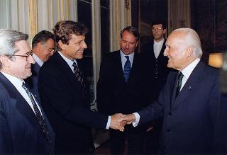 Il Presidente della Repubblica Oscar Luigi Scalfaro consegna l'Onorificenza di Cavaliere di Gran Croce al Maestro Uto Ughi