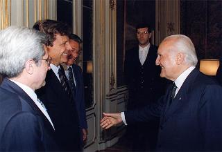 Il Presidente della Repubblica Oscar Luigi Scalfaro consegna l'Onorificenza di Cavaliere di Gran Croce al Maestro Uto Ughi