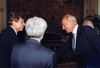 Il Presidente della Repubblica Oscar Luigi Scalfaro consegna l'Onorificenza di Cavaliere di Gran Croce al Maestro Uto Ughi