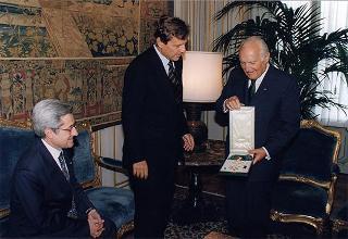 Il Presidente della Repubblica Oscar Luigi Scalfaro consegna l'Onorificenza di Cavaliere di Gran Croce al Maestro Uto Ughi