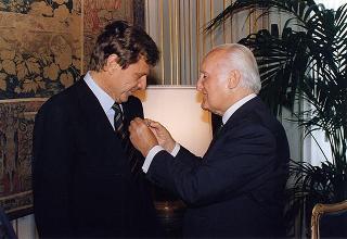 Il Presidente della Repubblica Oscar Luigi Scalfaro consegna l'Onorificenza di Cavaliere di Gran Croce al Maestro Uto Ughi