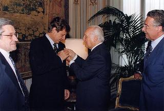 Il Presidente della Repubblica Oscar Luigi Scalfaro consegna l'Onorificenza di Cavaliere di Gran Croce al Maestro Uto Ughi