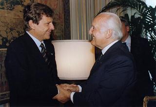 Il Presidente della Repubblica Oscar Luigi Scalfaro consegna l'Onorificenza di Cavaliere di Gran Croce al Maestro Uto Ughi
