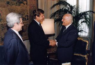 Il Presidente della Repubblica Oscar Luigi Scalfaro consegna l'Onorificenza di Cavaliere di Gran Croce al Maestro Uto Ughi