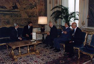 Il Presidente della Repubblica Oscar Luigi Scalfaro consegna l'Onorificenza di Cavaliere di Gran Croce al Maestro Uto Ughi