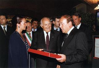 Intervento del Presidente della Repubblica Scalfaro alla 4^ celebrazione della ricognizione delle reliquie dei Santi Patroni, a Suno (Novara)