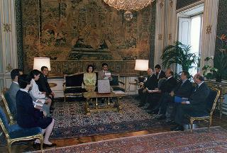 Il Presidente della Repubblica Oscar Luigi Scalfaro riceve in udienza una delegazione dell'Associazione giapponese &quot;Una pietra per la pace&quot;