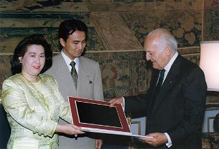 Il Presidente della Repubblica Oscar Luigi Scalfaro riceve in udienza una delegazione dell'Associazione giapponese &quot;Una pietra per la pace&quot;