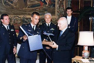 Gen. sq. a. Mario Arpino, Capo di Stato maggiore dell'Aeronautica, con la Pattuglia acrobatica nazionale