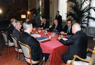 Dott. Carlo Azeglio Ciampi, on. prof. Vincenzo Visco, dott. Enrico Micheli e il Vice Presidente del Consiglio on. Walter Veltroni