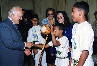 Ragazzi brasiliani interpreti di uno spettacolo realizzato nell'ambito del progetto "Capoeira"