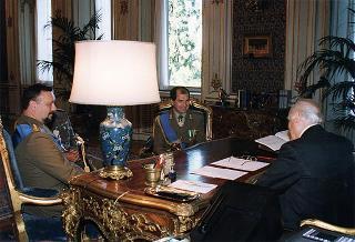 Col. Carlo Gibellino e col. Paolo Reghenspurgher, assistenti militari per l'Esercito, rispettivamente uscente ed entrante