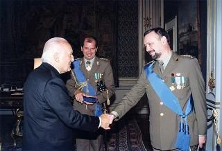 Col. Carlo Gibellino e col. Paolo Reghenspurgher, assistenti militari per l'Esercito, rispettivamente uscente ed entrante