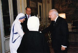 Suor Nirmala, superiora dell'Ordine delle Missionarie della Carità, accompagnata da due Sorelle