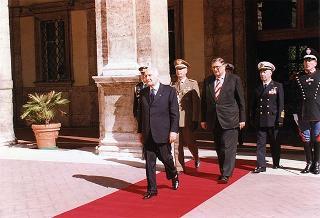 Roma: intervento del Presidente della Repubblica all'inaugurazione della XLIX Sessione dell'Istituto Alti Studi per la Difesa e del 4° Corso dell'Istituto Superiore di Stato Maggiore Interforze