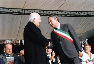 Giaveno (Torino): consegna della Medaglia d'Argento al Valor Militare al Gonfalone del Comune di Giaveno per attività partigiana in collaborazione con le popolazioni della Val Sangone