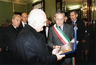 Giaveno (Torino): consegna della Medaglia d'Argento al Valor Militare al Gonfalone del Comune di Giaveno per attività partigiana in collaborazione con le popolazioni della Val Sangone