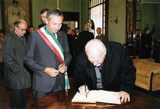 Giaveno (Torino): consegna della Medaglia d'Argento al Valor Militare al Gonfalone del Comune di Giaveno per attività partigiana in collaborazione con le popolazioni della Val Sangone