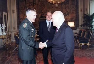 Gen. Wesley K. Clark, nuovo Comandante Supremo Alleato in Europa, con l'amm. sq. Guido Venturoni, Capo di Stato maggiore della Difesa, e alcuni collaboratori