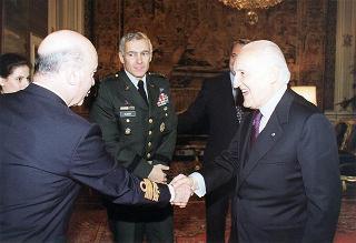 Gen. Wesley K. Clark, nuovo Comandante Supremo Alleato in Europa, con l'amm. sq. Guido Venturoni, Capo di Stato maggiore della Difesa, e alcuni collaboratori