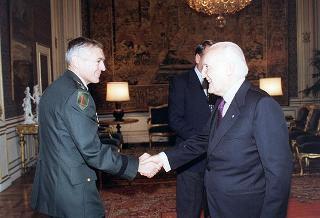 Gen. Wesley K. Clark, nuovo Comandante Supremo Alleato in Europa, con l'amm. sq. Guido Venturoni, Capo di Stato maggiore della Difesa, e alcuni collaboratori