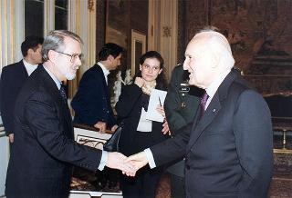 Gen. Wesley K. Clark, nuovo Comandante Supremo Alleato in Europa, con l'amm. sq. Guido Venturoni, Capo di Stato maggiore della Difesa, e alcuni collaboratori