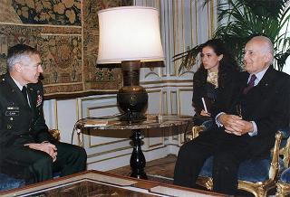 Gen. Wesley K. Clark, nuovo Comandante Supremo Alleato in Europa, con l'amm. sq. Guido Venturoni, Capo di Stato maggiore della Difesa, e alcuni collaboratori
