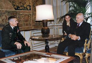 Gen. Wesley K. Clark, nuovo Comandante Supremo Alleato in Europa, con l'amm. sq. Guido Venturoni, Capo di Stato maggiore della Difesa, e alcuni collaboratori