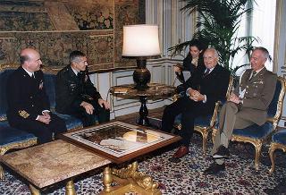 Gen. Wesley K. Clark, nuovo Comandante Supremo Alleato in Europa, con l'amm. sq. Guido Venturoni, Capo di Stato maggiore della Difesa, e alcuni collaboratori