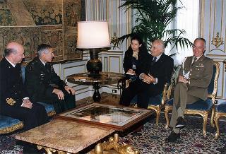 Gen. Wesley K. Clark, nuovo Comandante Supremo Alleato in Europa, con l'amm. sq. Guido Venturoni, Capo di Stato maggiore della Difesa, e alcuni collaboratori