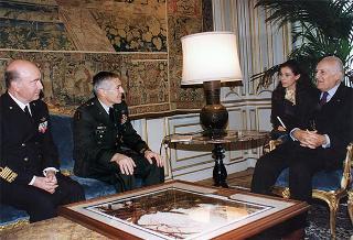 Gen. Wesley K. Clark, nuovo Comandante Supremo Alleato in Europa, con l'amm. sq. Guido Venturoni, Capo di Stato maggiore della Difesa, e alcuni collaboratori