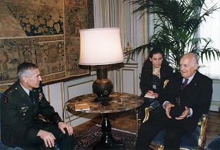 Gen. Wesley K. Clark, nuovo Comandante Supremo Alleato in Europa, con l'amm. sq. Guido Venturoni, Capo di Stato maggiore della Difesa, e alcuni collaboratori