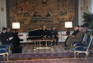 Gen. Wesley K. Clark, nuovo Comandante Supremo Alleato in Europa, con l'amm. sq. Guido Venturoni, Capo di Stato maggiore della Difesa, e alcuni collaboratori
