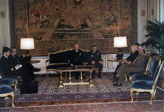 Gen. Wesley K. Clark, nuovo Comandante Supremo Alleato in Europa, con l'amm. sq. Guido Venturoni, Capo di Stato maggiore della Difesa, e alcuni collaboratori