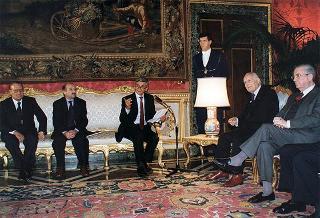 Guido Columba, presidente dell'Unione nazionale cronisti italiani, i vincitori e gli organizzatori del Premio Cronista 1997