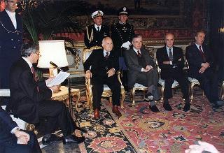 Guido Columba, presidente dell'Unione nazionale cronisti italiani, i vincitori e gli organizzatori del Premio Cronista 1997