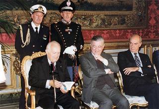 Guido Columba, presidente dell'Unione nazionale cronisti italiani, i vincitori e gli organizzatori del Premio Cronista 1997
