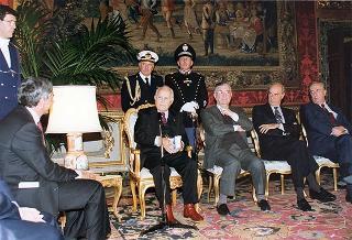 Guido Columba, presidente dell'Unione nazionale cronisti italiani, i vincitori e gli organizzatori del Premio Cronista 1997