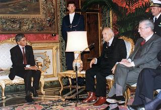 Guido Columba, presidente dell'Unione nazionale cronisti italiani, i vincitori e gli organizzatori del Premio Cronista 1997